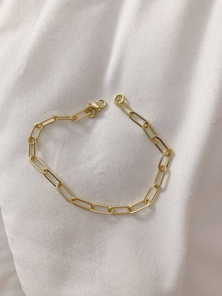Set golden bracelets