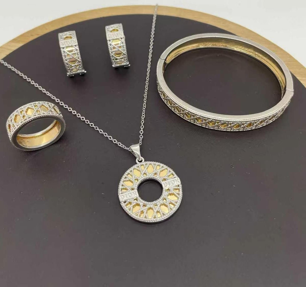 Dior‘s set
