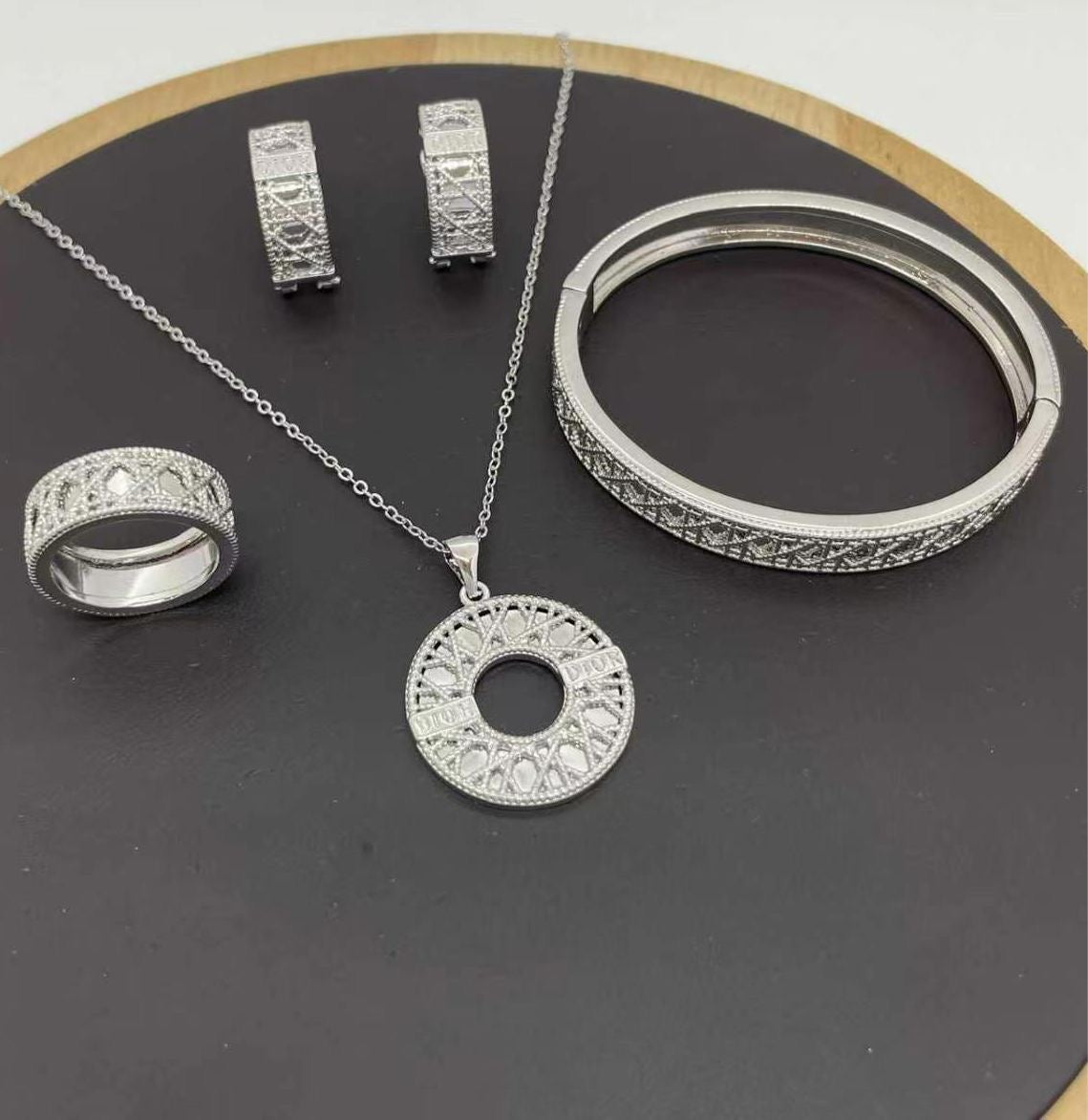 Dior‘s set