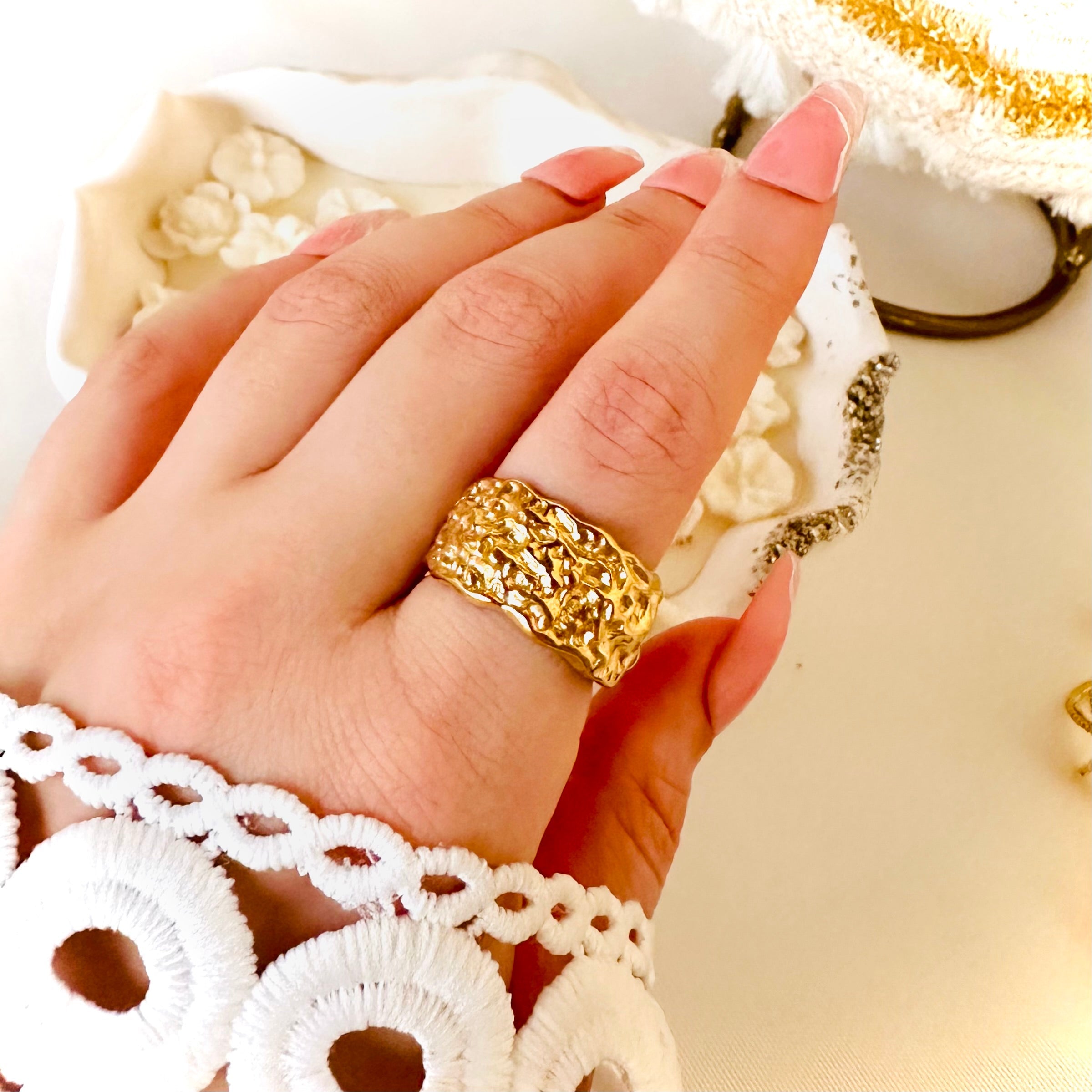 Oval emerald ring