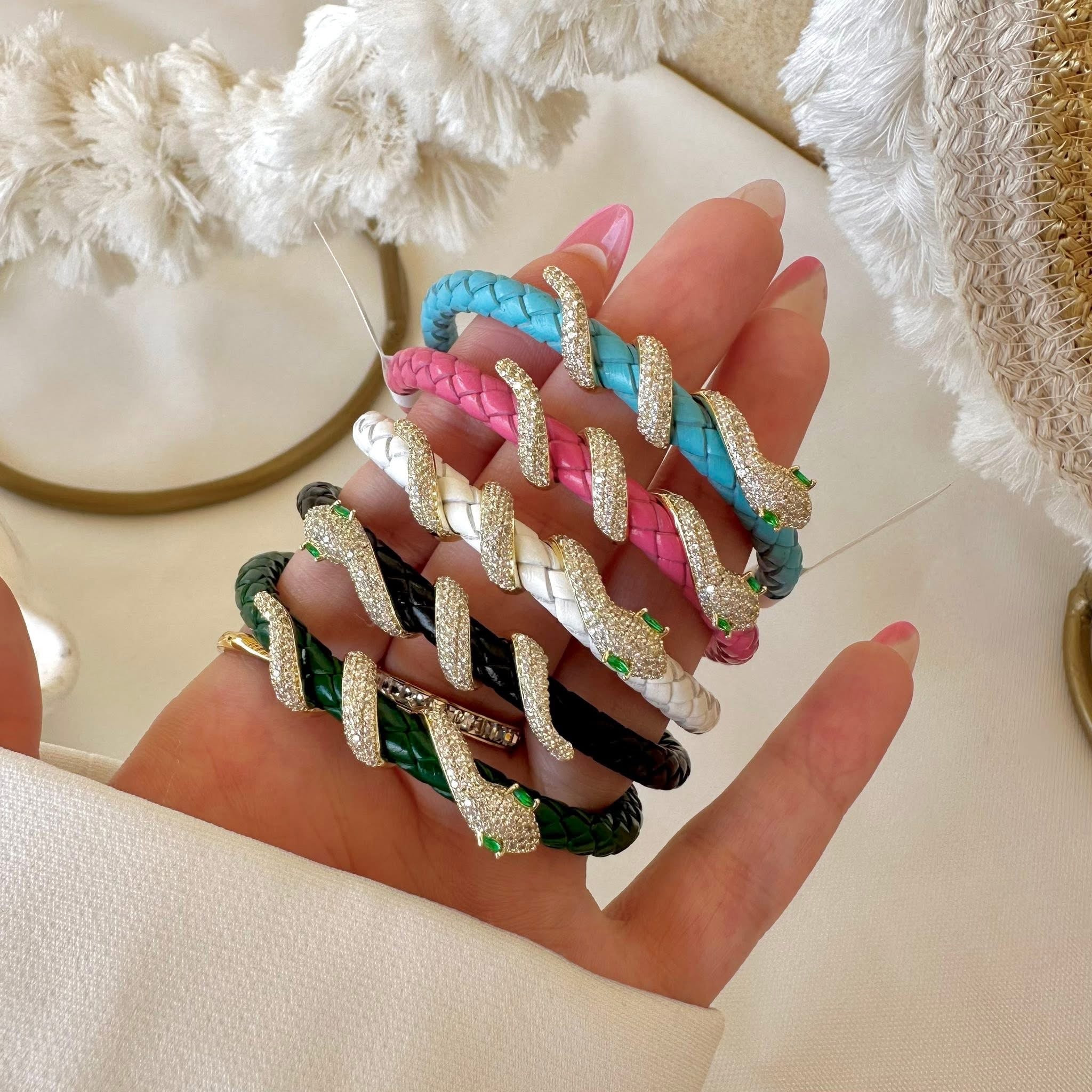 أساور من جلد الثعبان