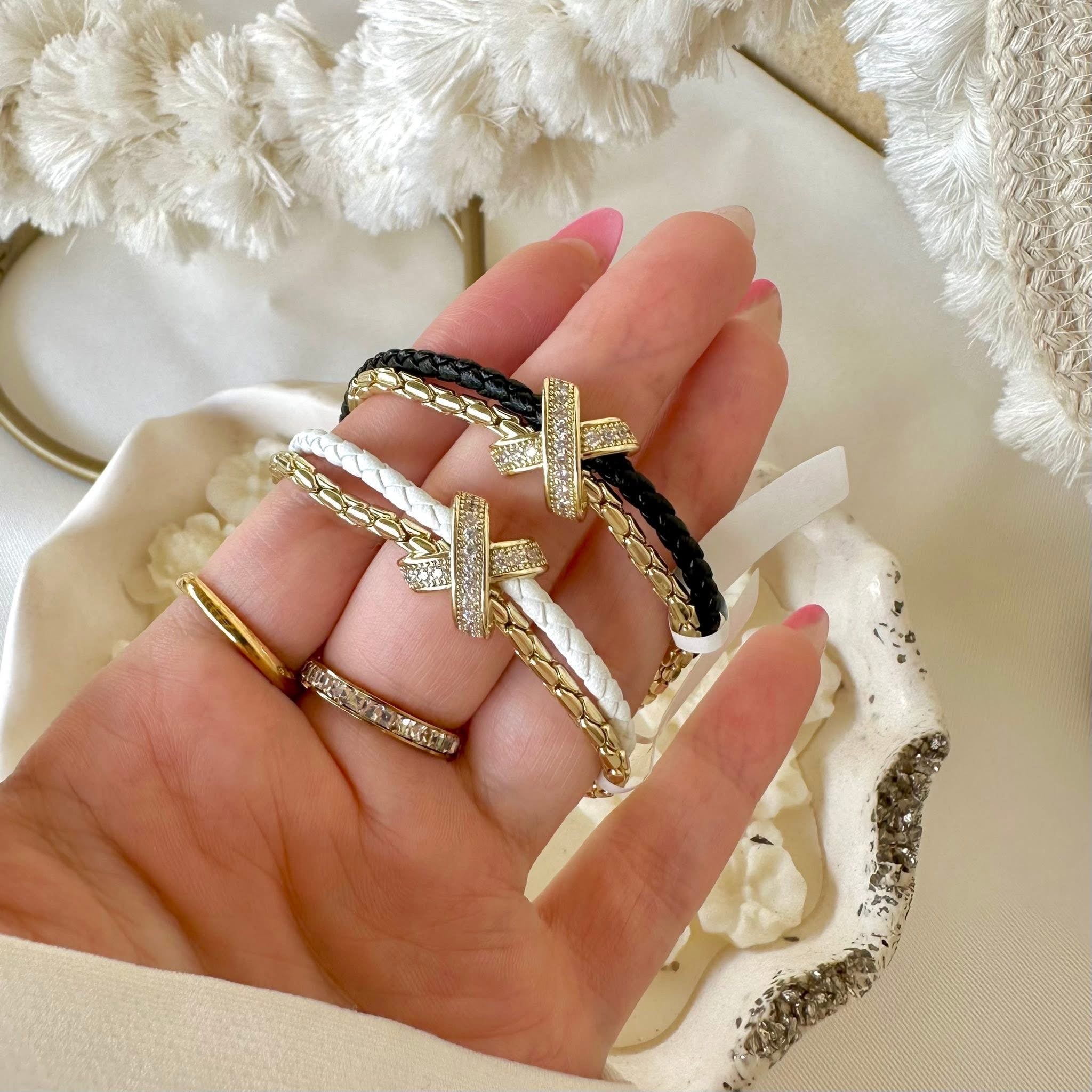 أساور جلدية على شكل حرف X