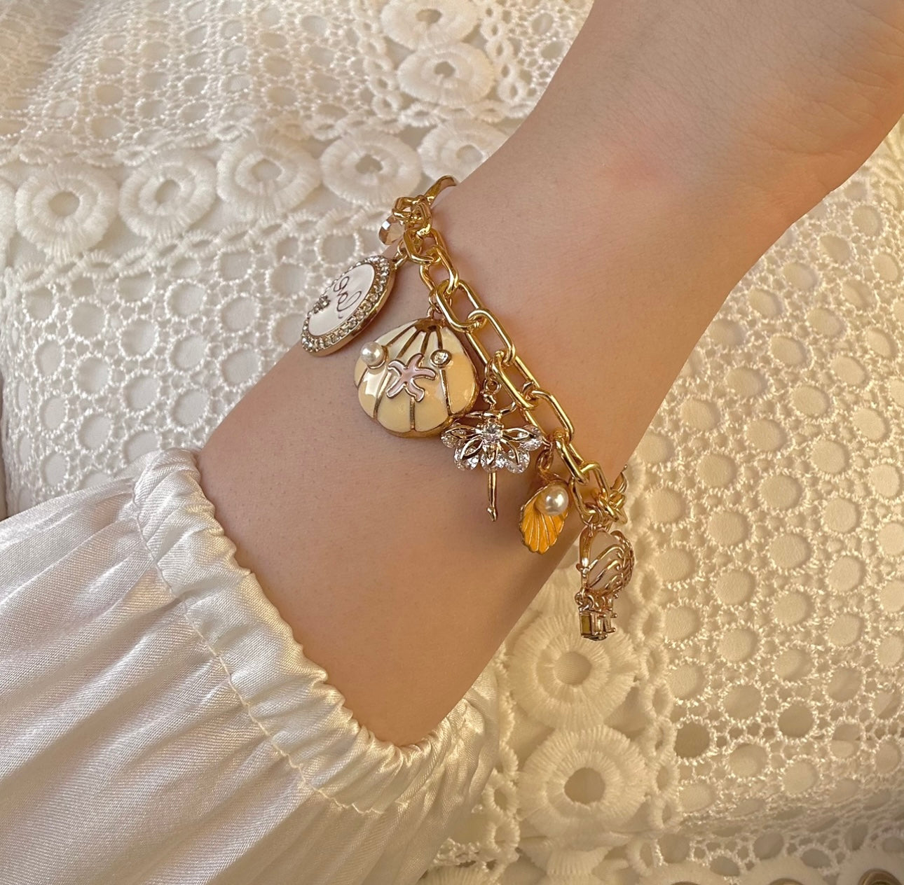 سوار مزين بالخرز