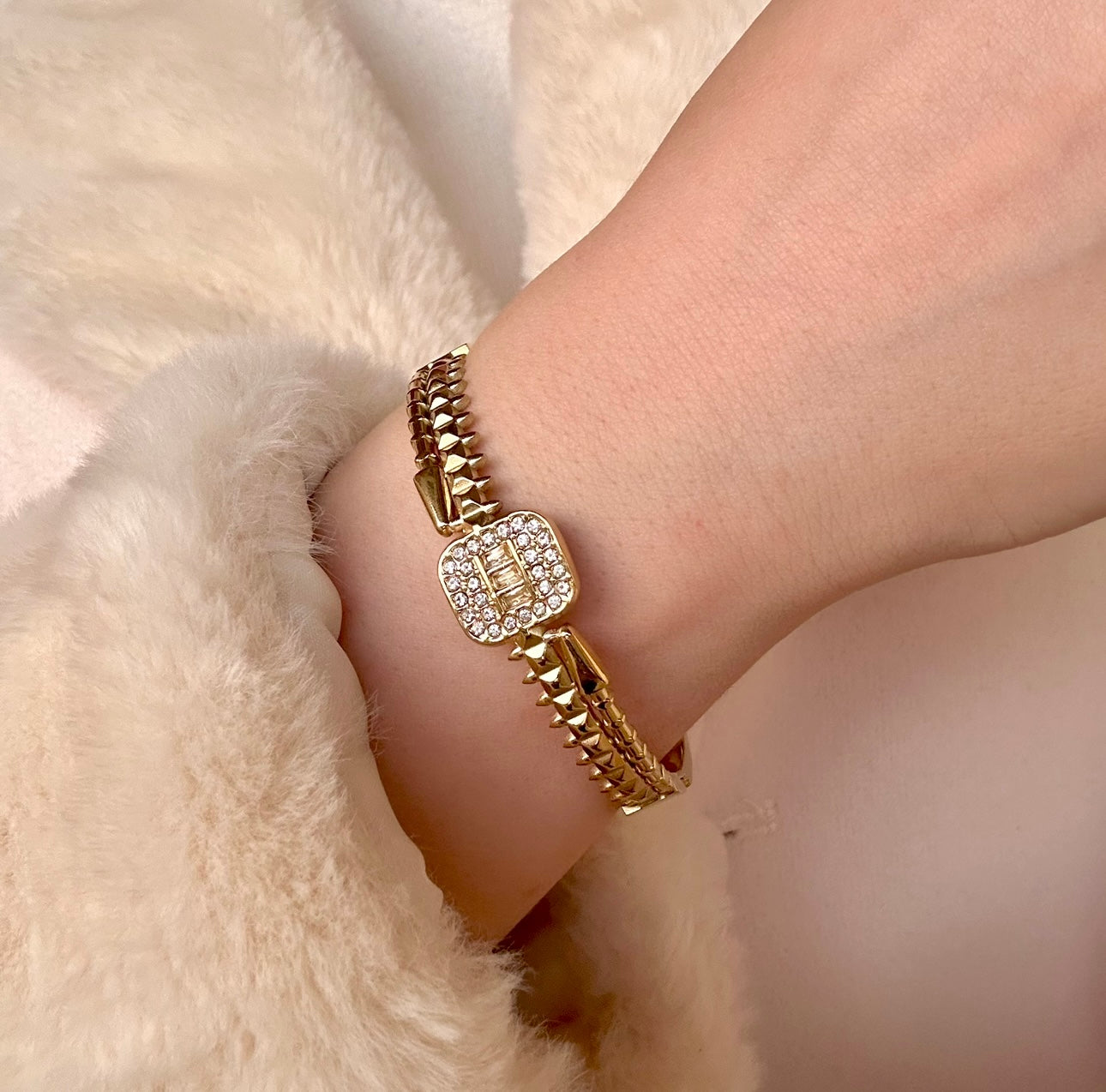 Golden zircon bracelet