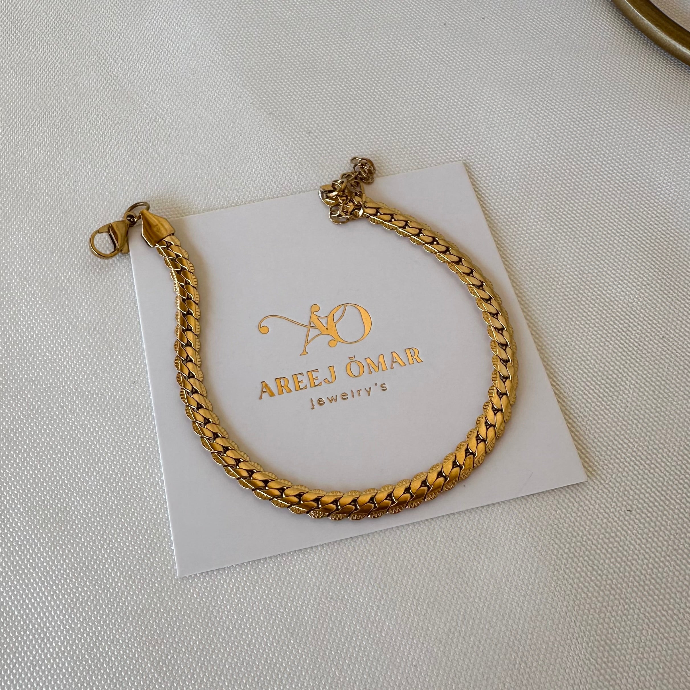 Twisted golden bracelet