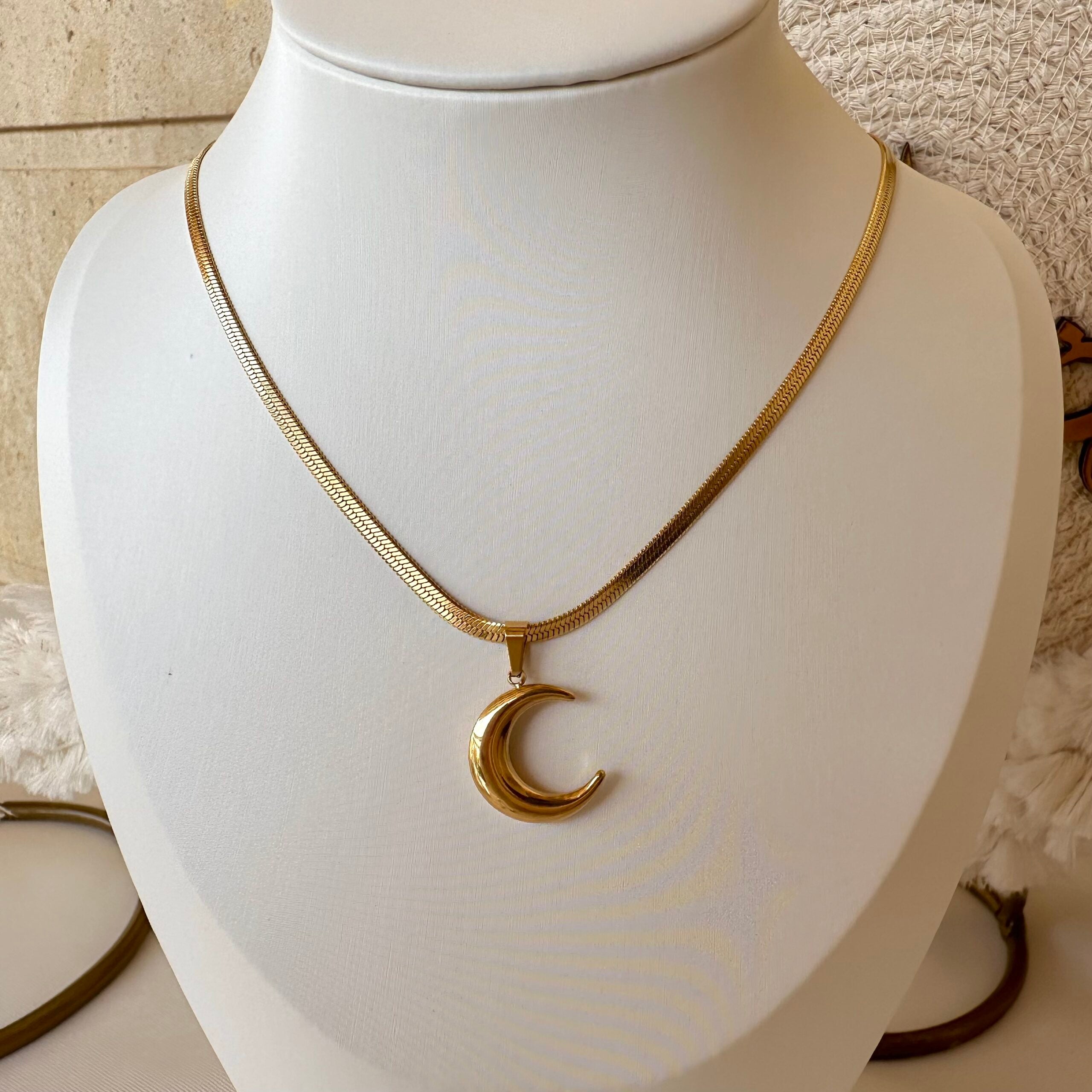 قلادة القمر الذهبية