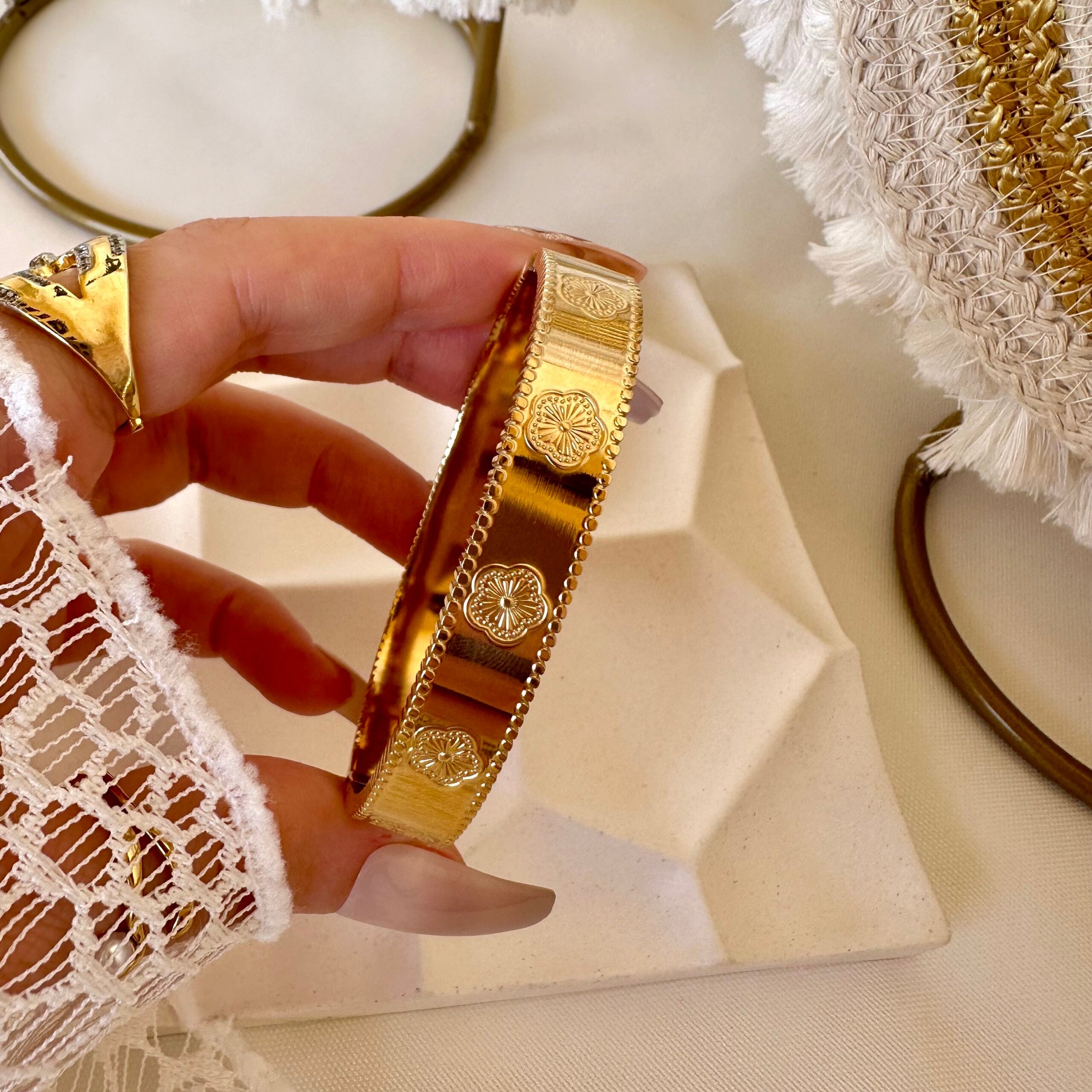 Leaf clover bracelet