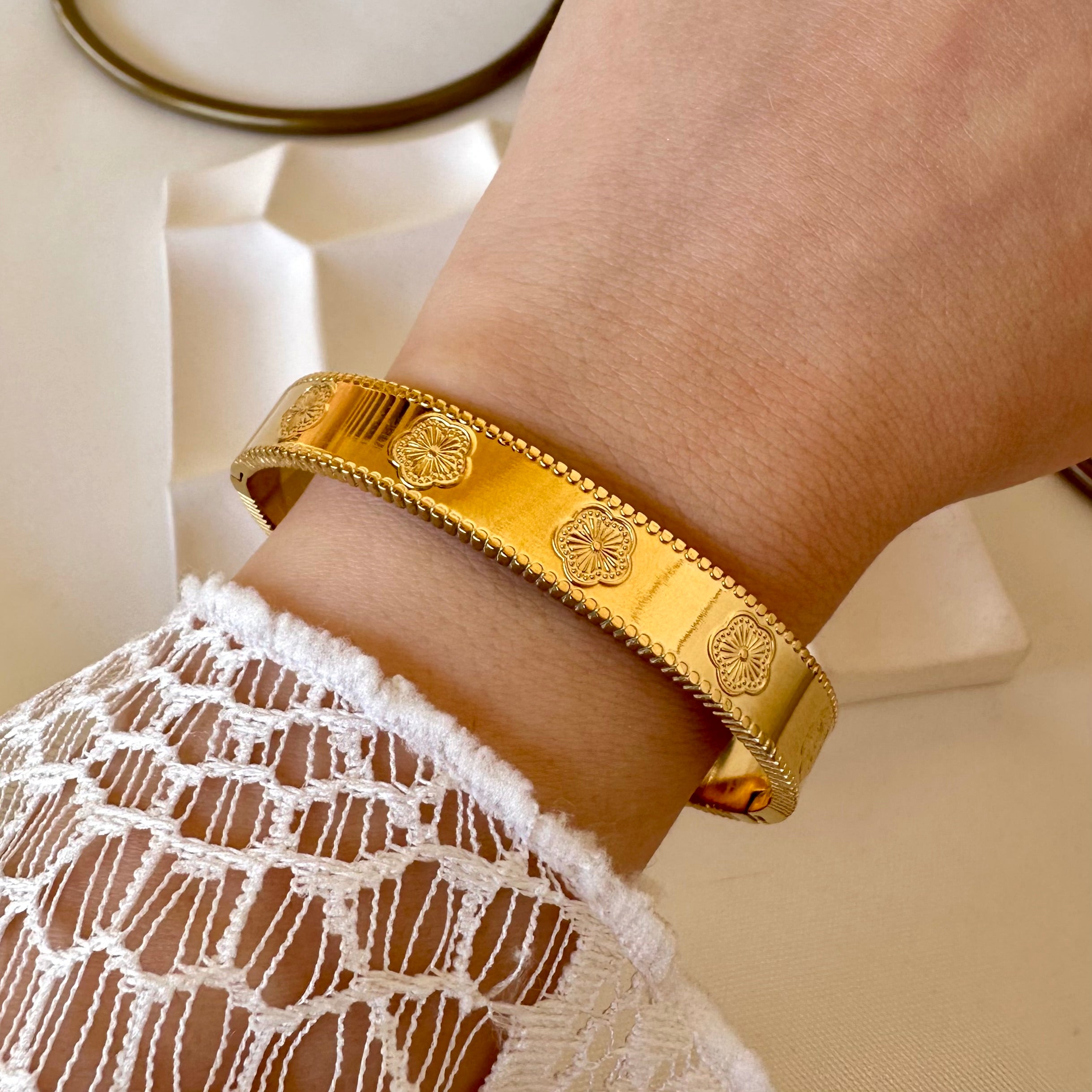 Leaf clover bracelet