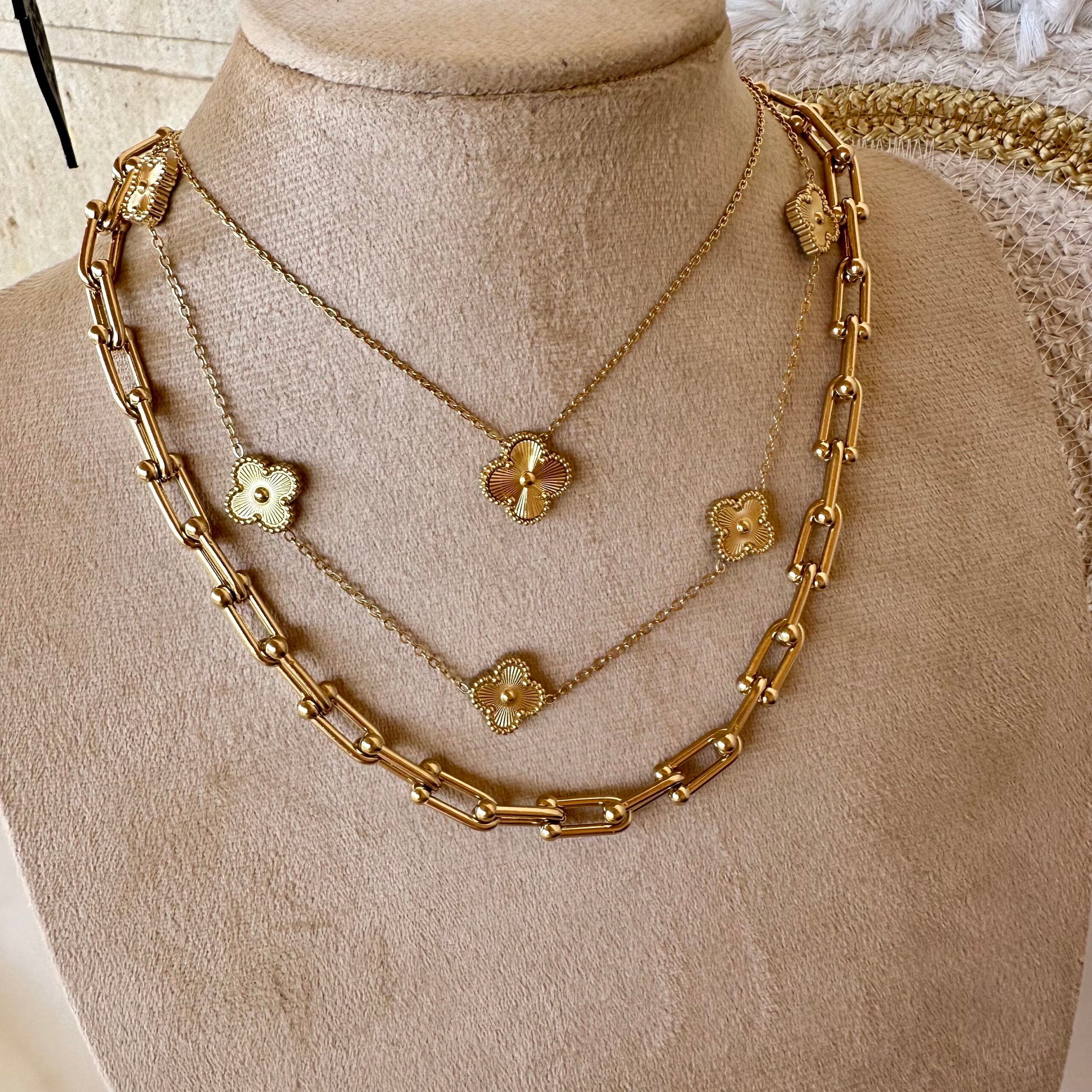 Set golden necklaces