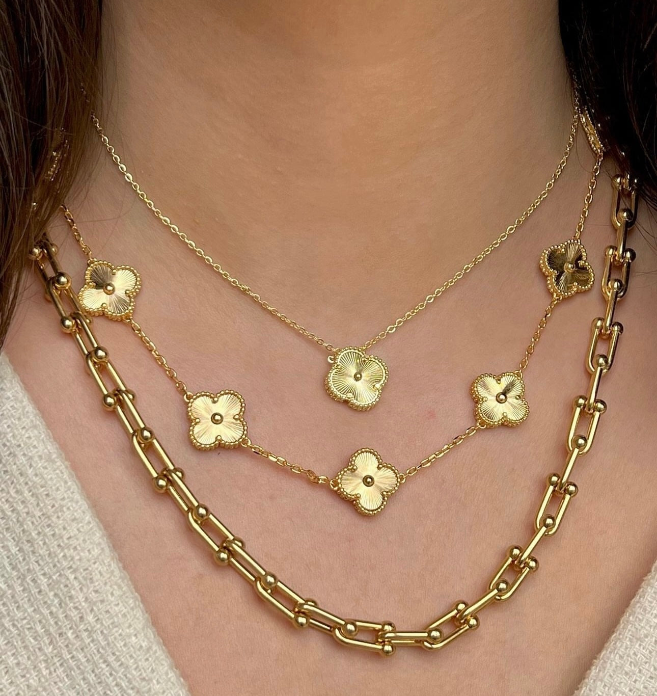 Set golden necklaces