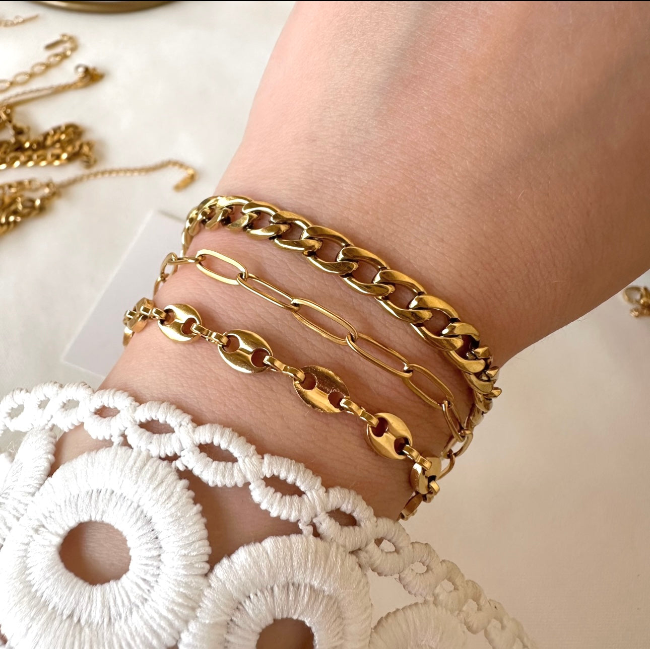Set golden bracelets