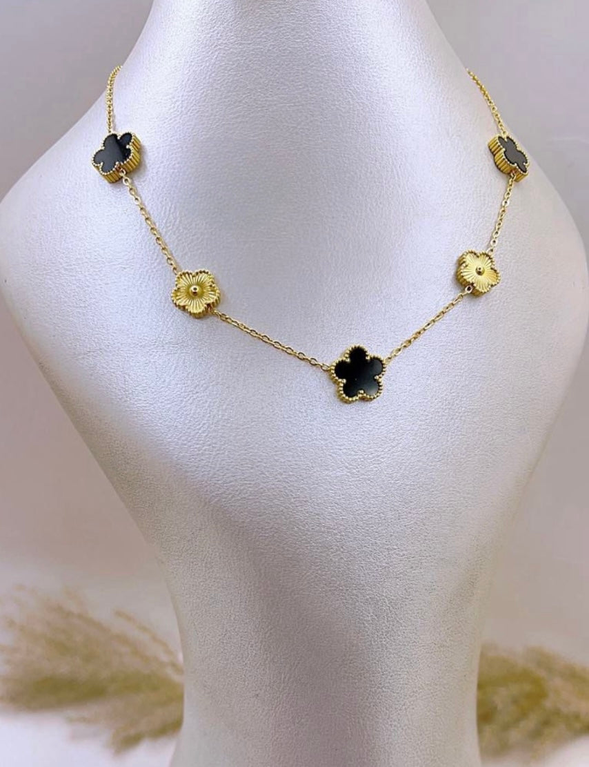 Double face black &white clover necklace