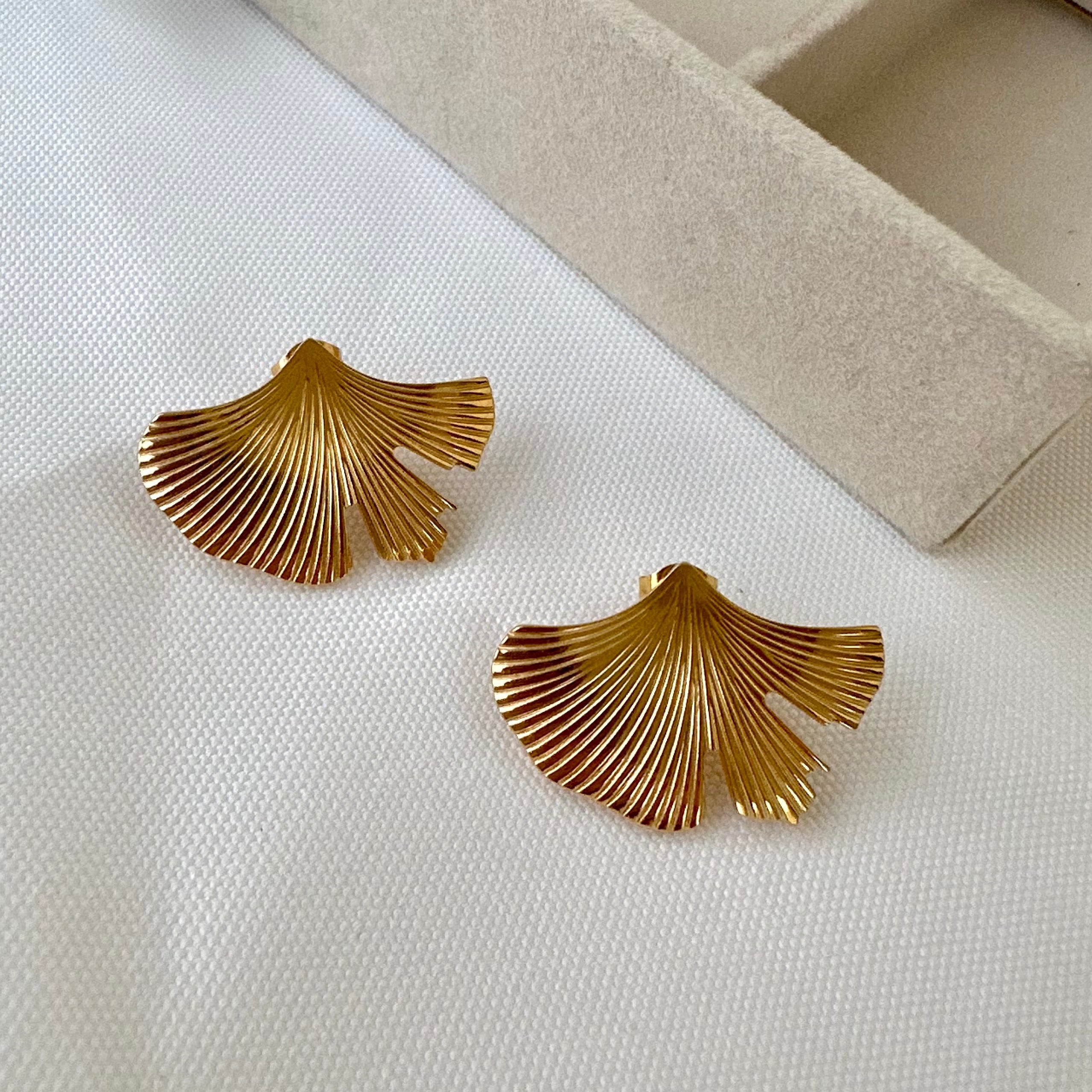 Leaf golden earrings