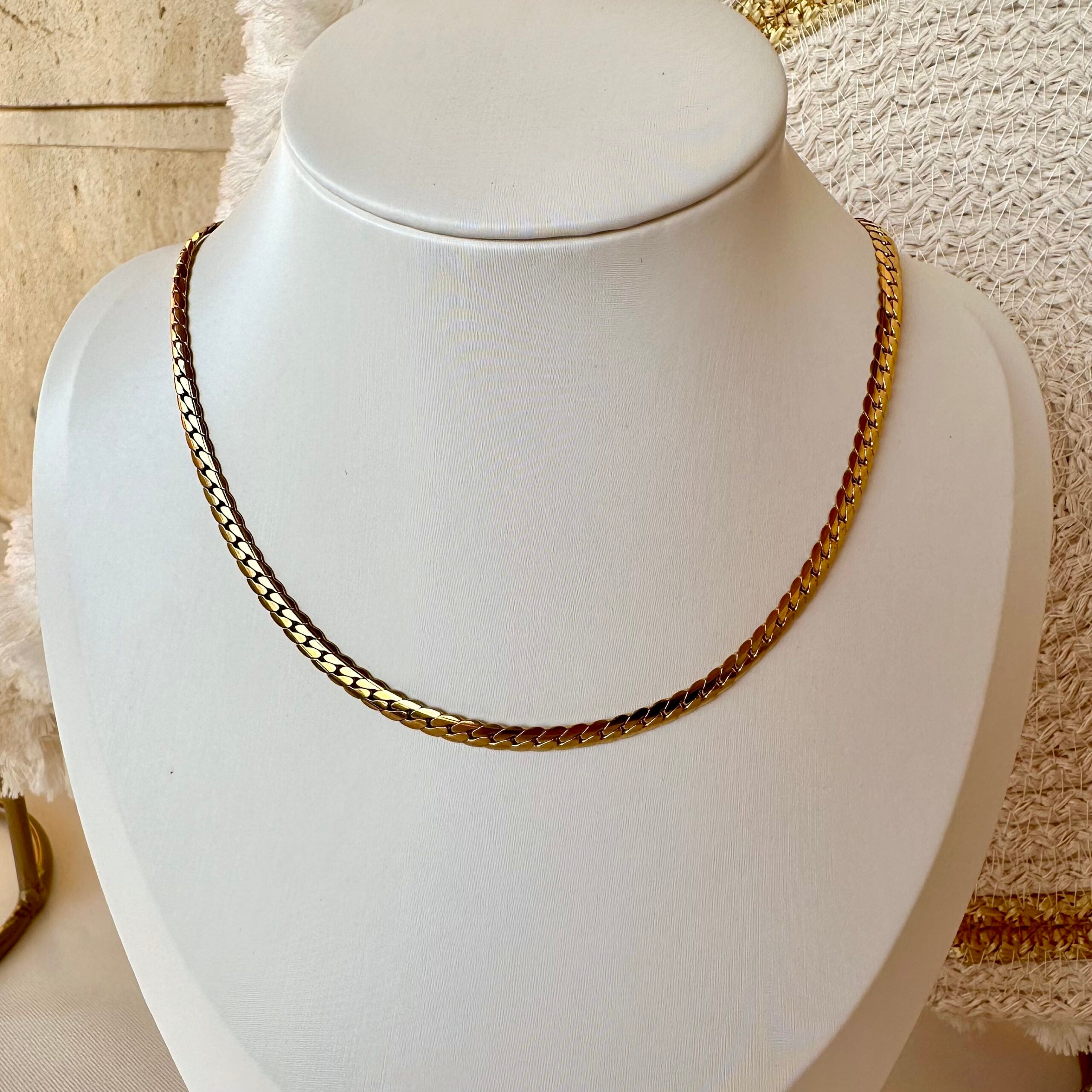 Twist golden necklace