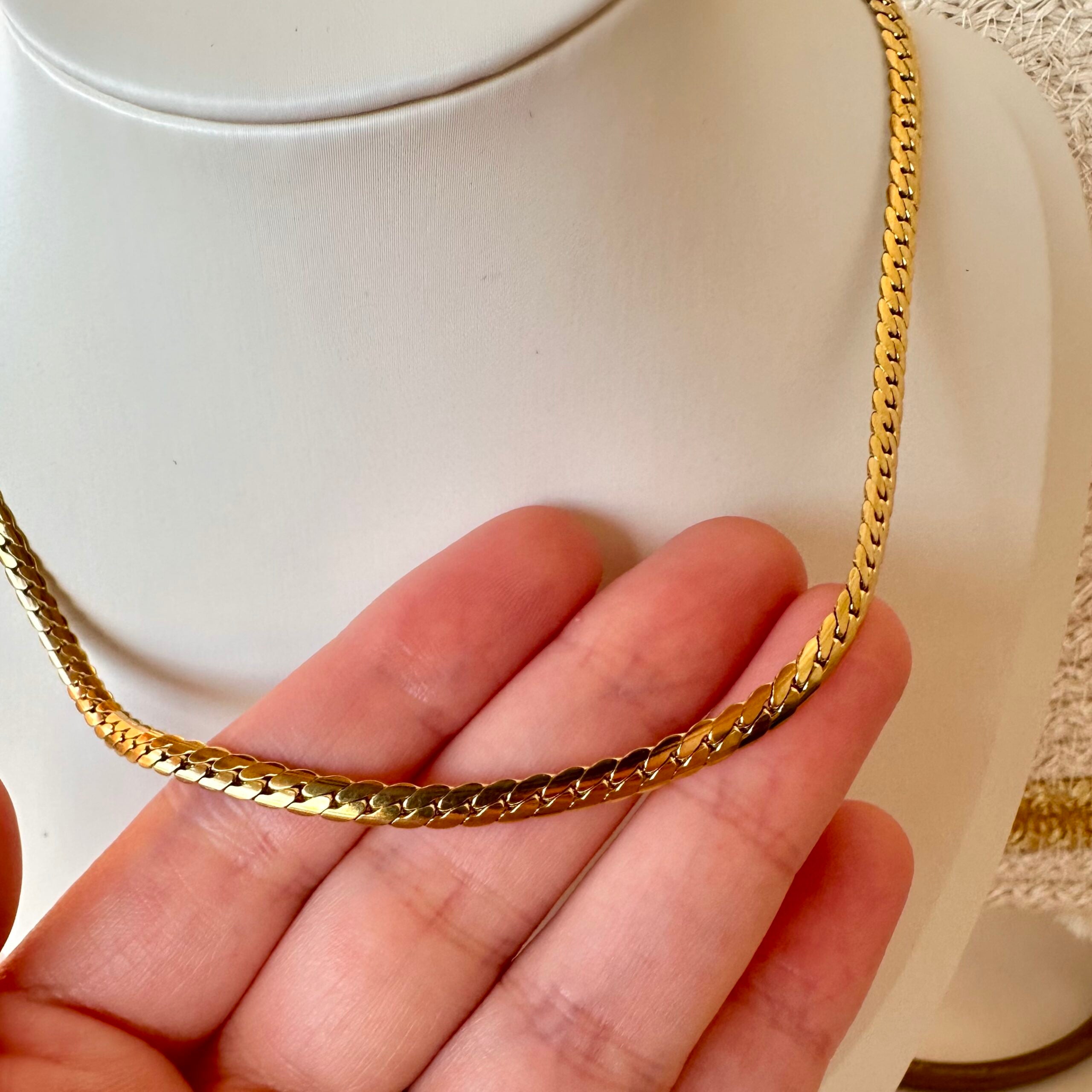 Twist golden necklace