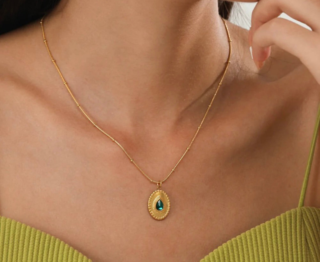 Emerald gold necklace