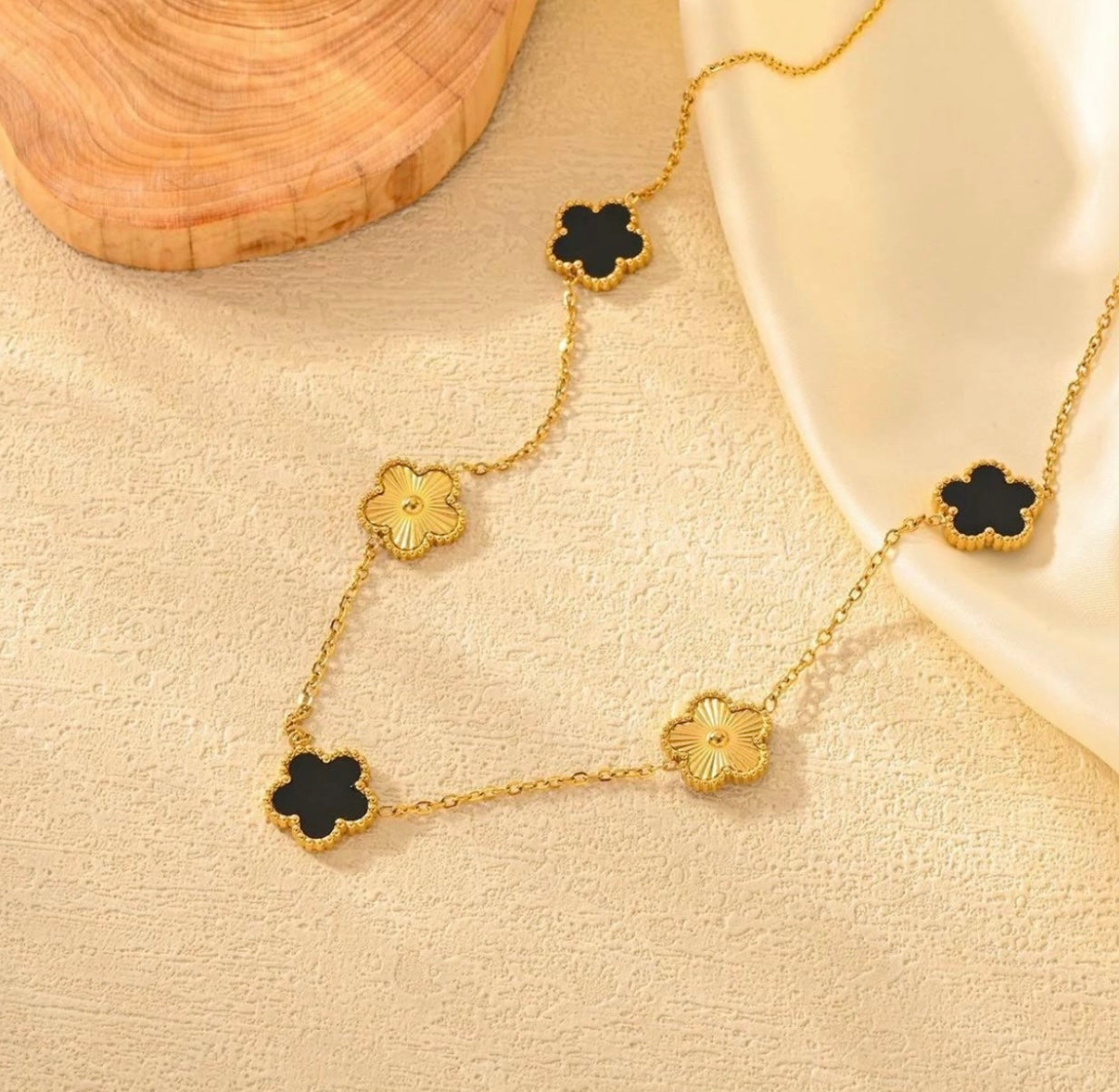 Double face black &white clover necklace