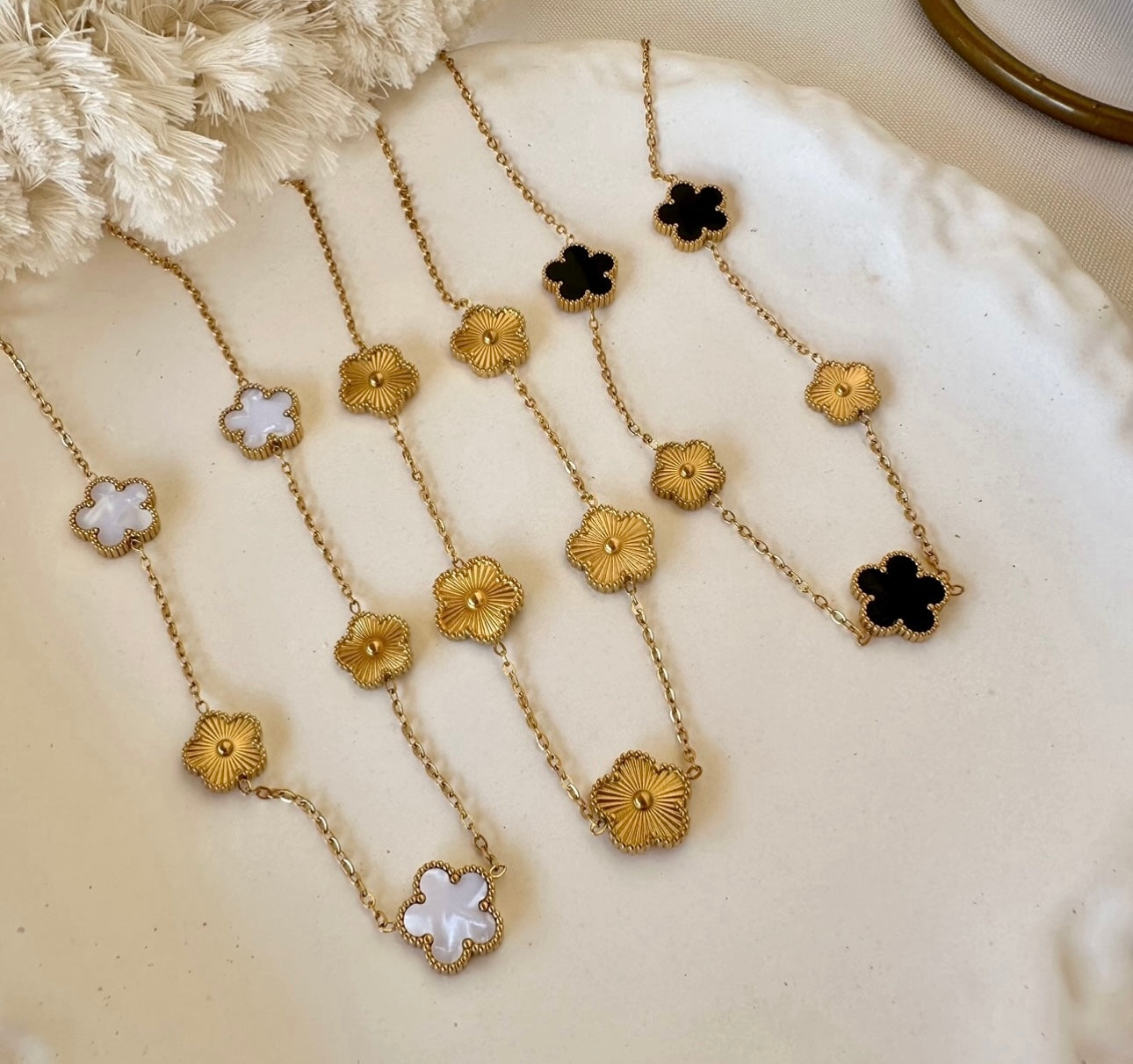 Double face black &white clover necklace