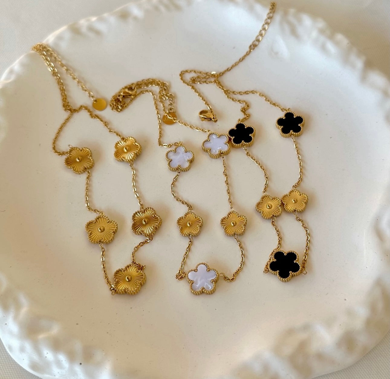 Double face black &white clover necklace