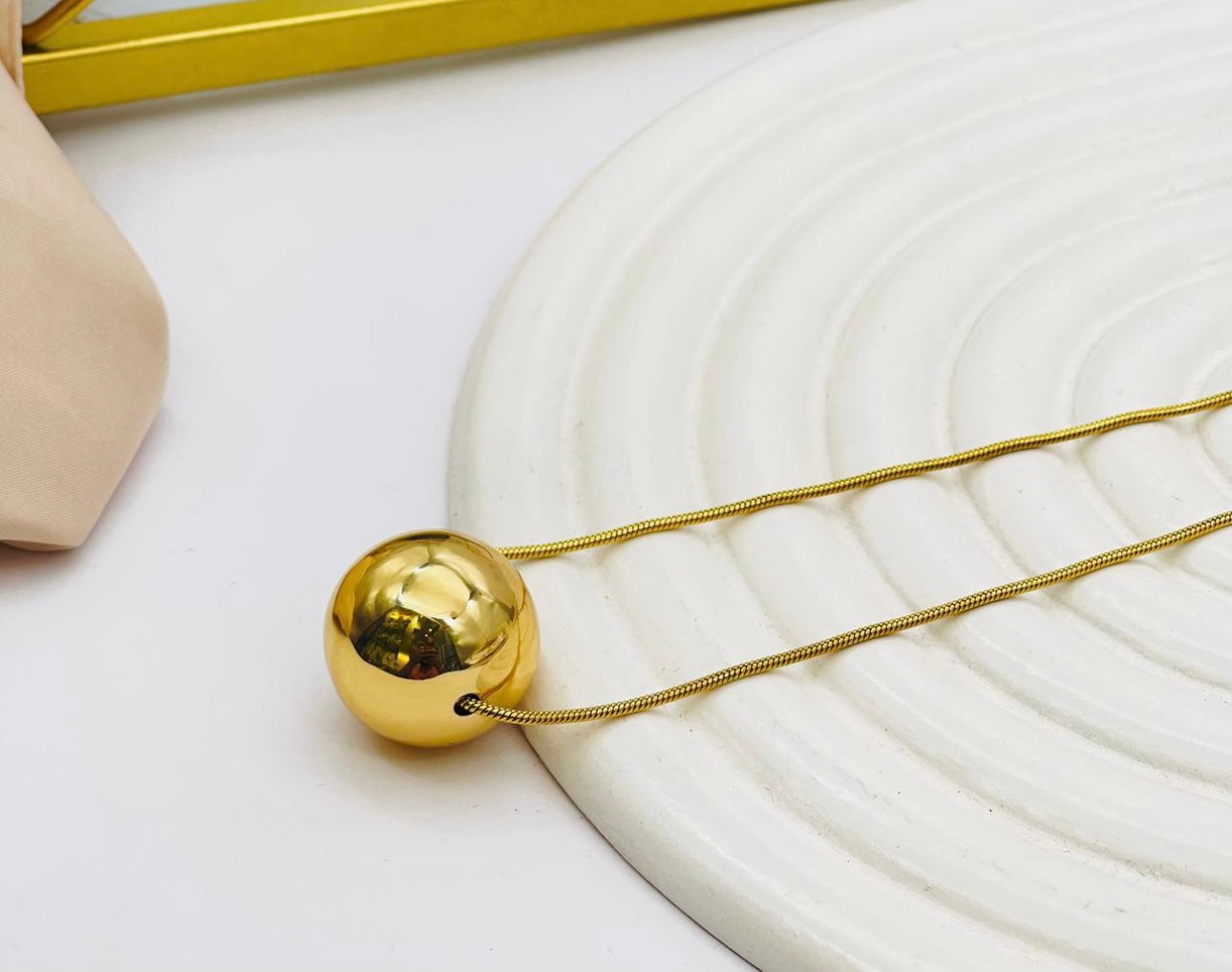 Ball pendant necklace