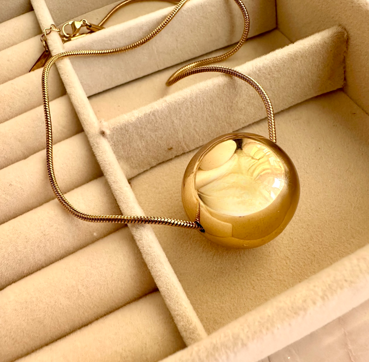 Ball pendant necklace