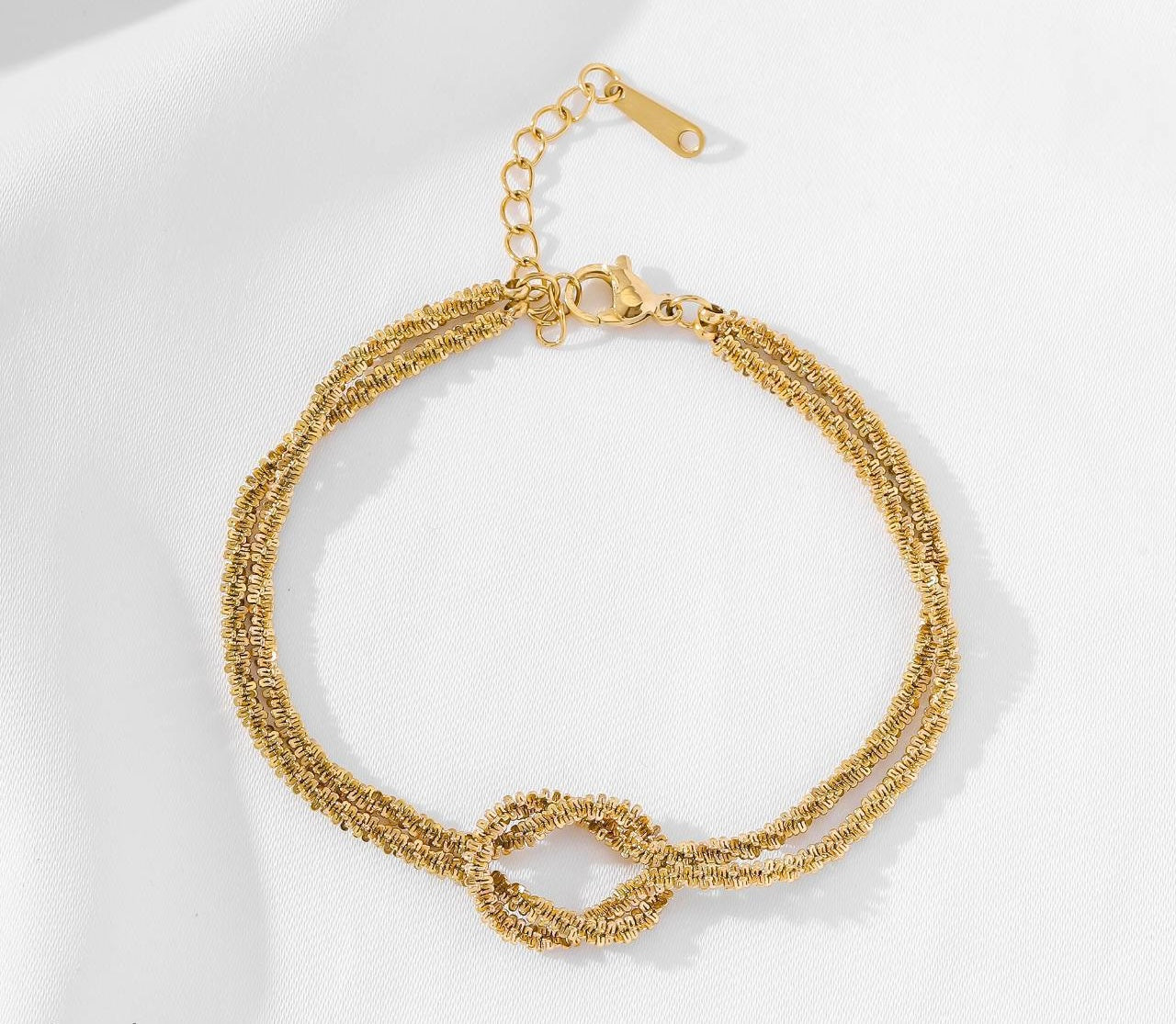 Twist circle bracelet
