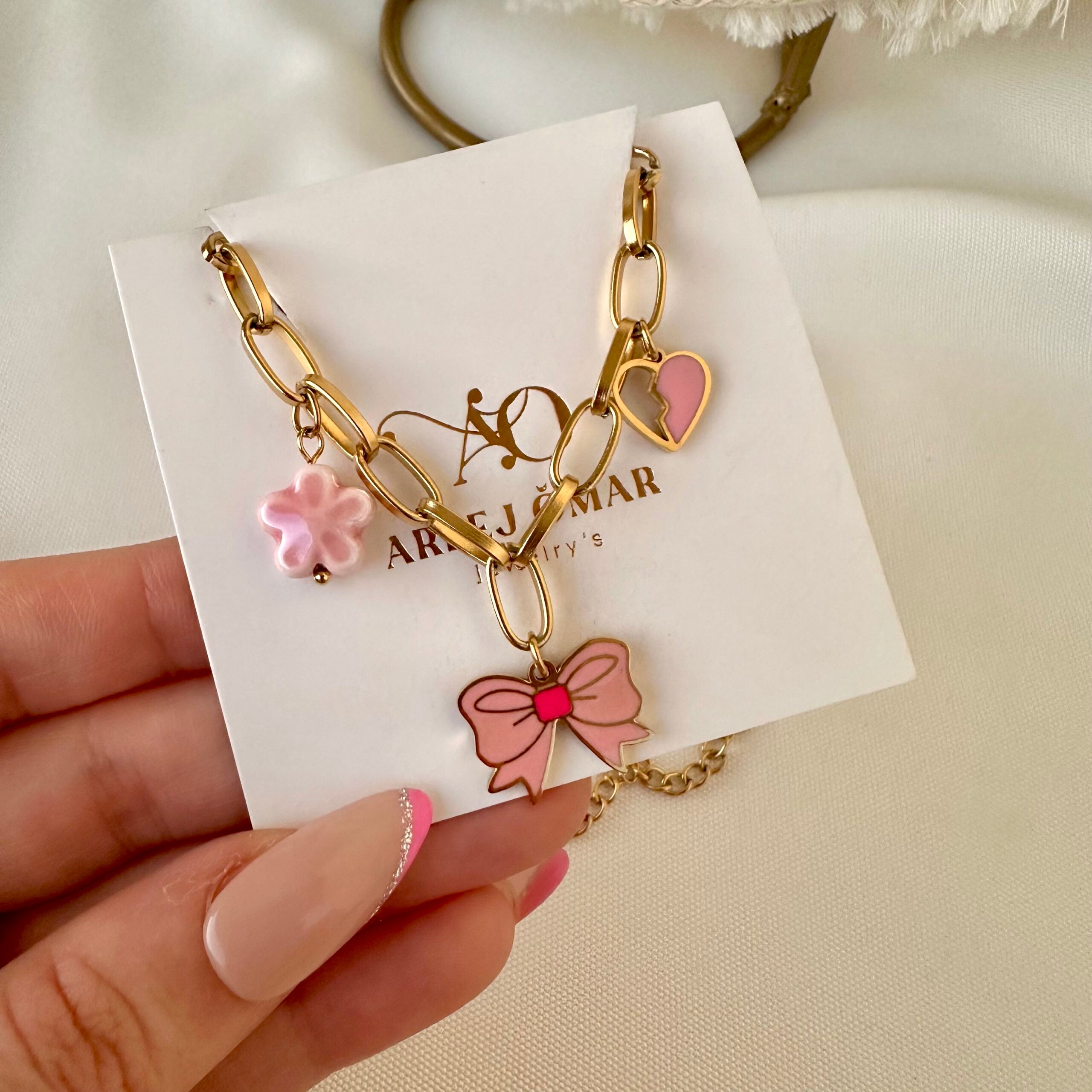 Bow necklace