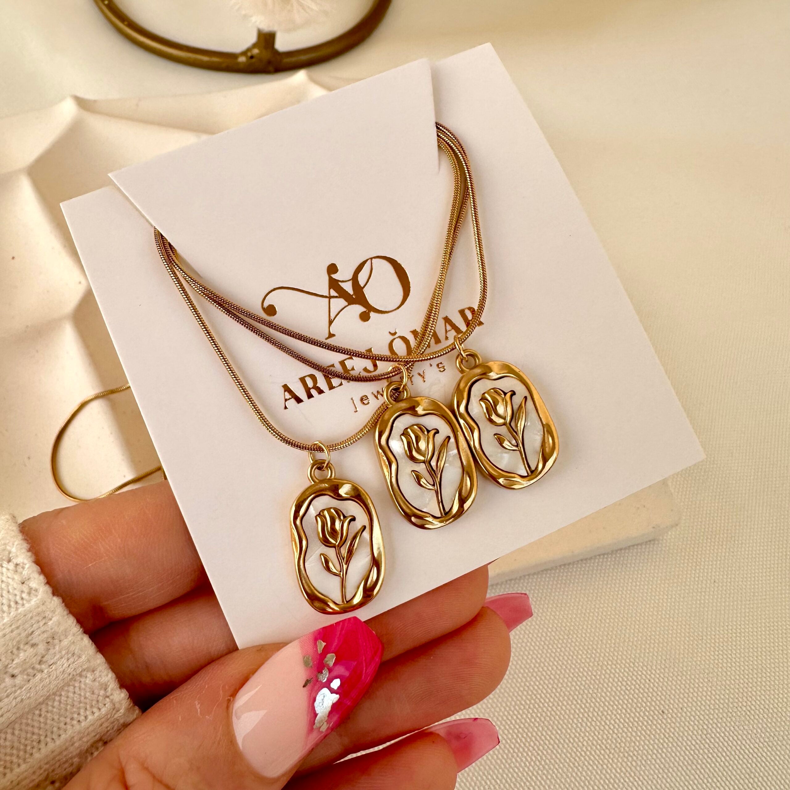 White flower necklace