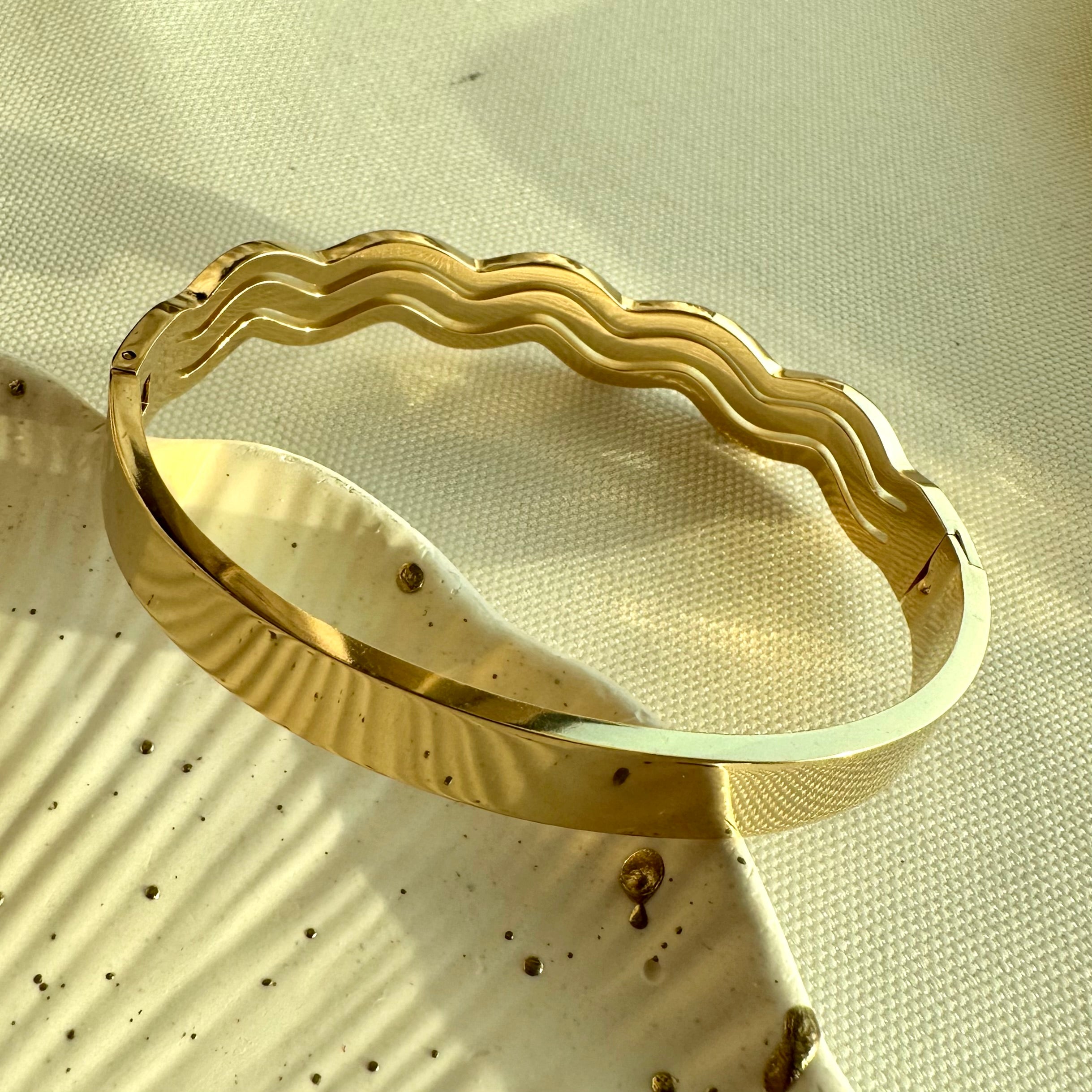 Wave bangle