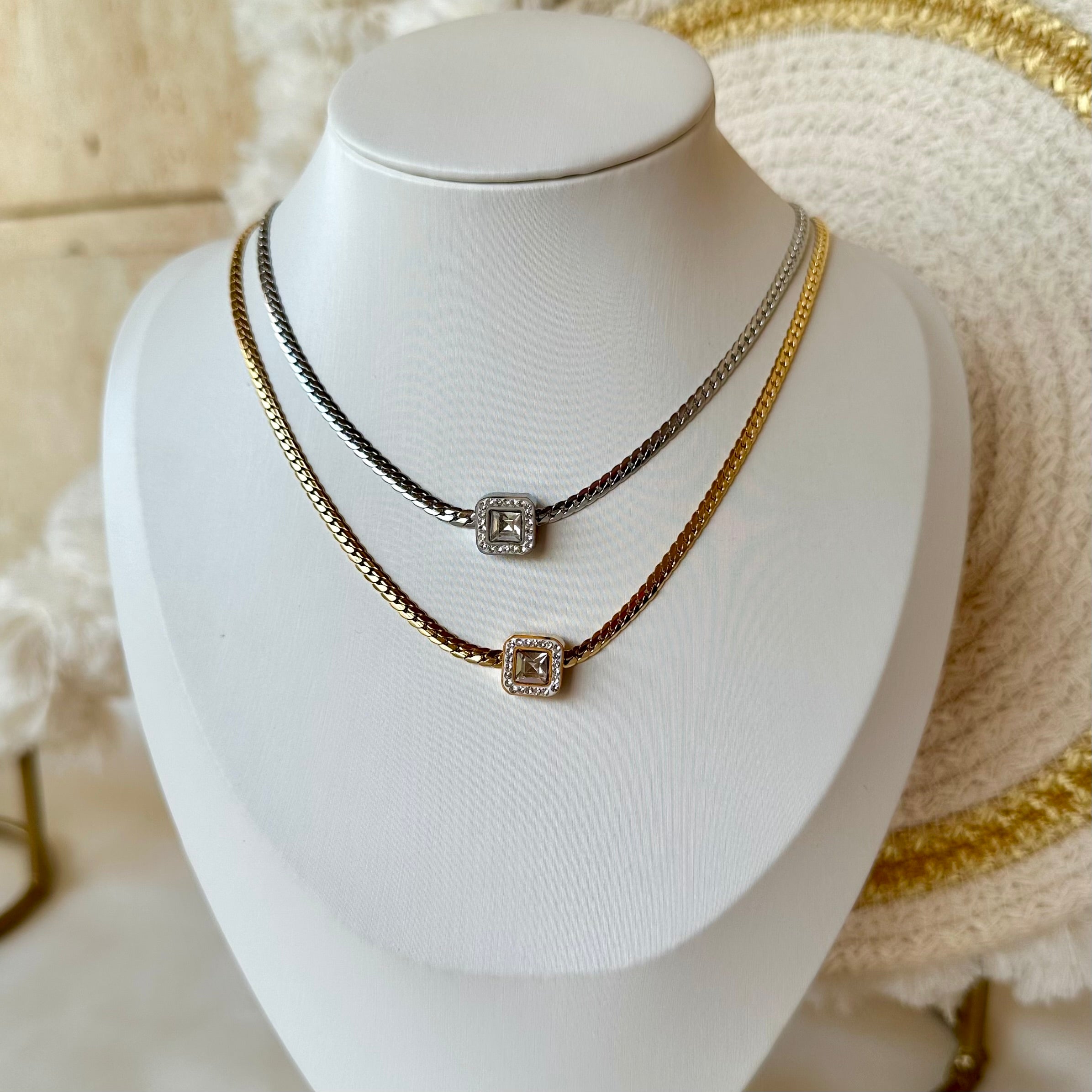 Twist zircon necklace