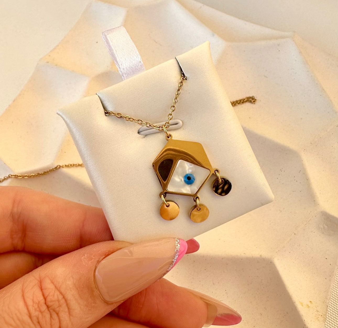 قلادة العين الشريرة