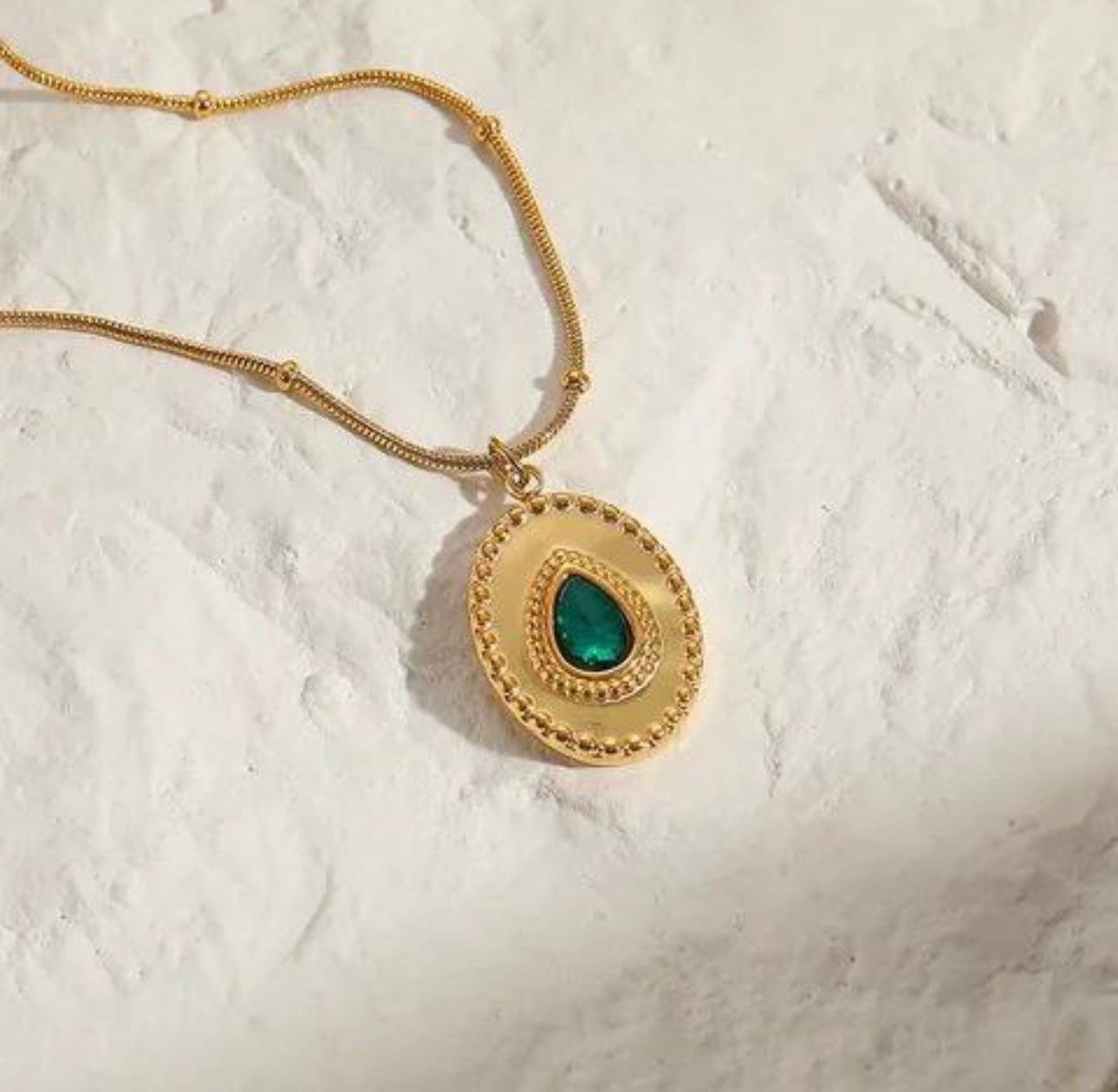 Emerald gold necklace