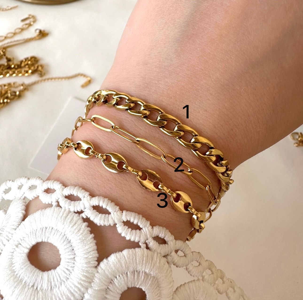 Set golden bracelets