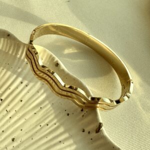Wave bangle