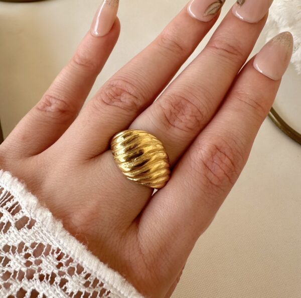 Chunky croissant ring