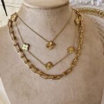 Set golden necklaces