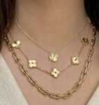 Set golden necklaces