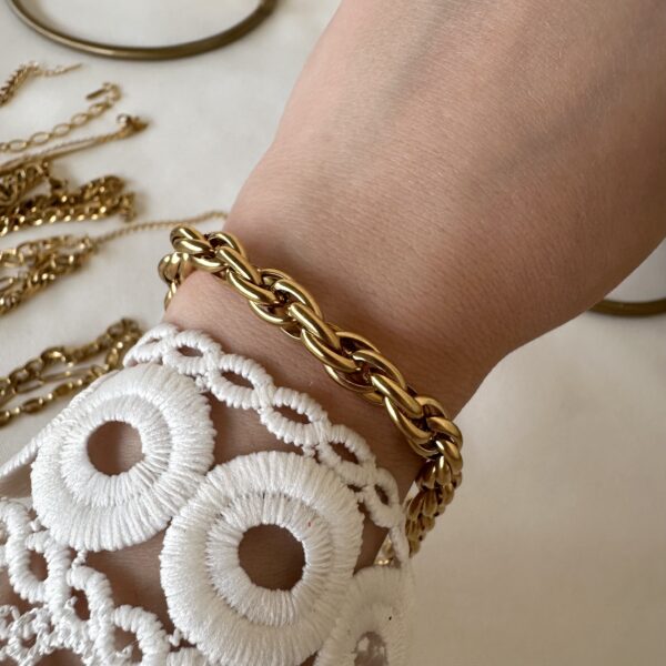 Gold chain bracelet