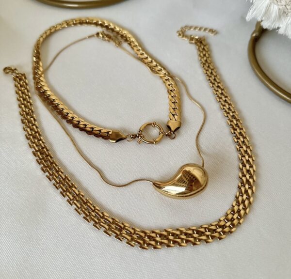 Set golden necklaces