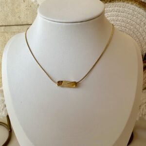 Gold round necklace