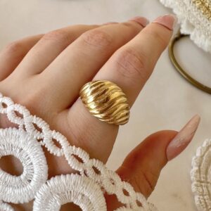 Chunky croissant ring