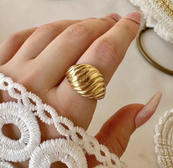 Chunky croissant ring