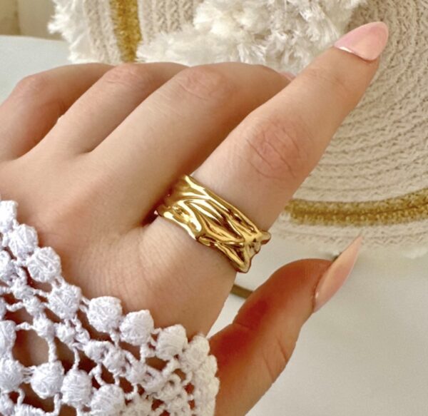 Gold wavy Ring