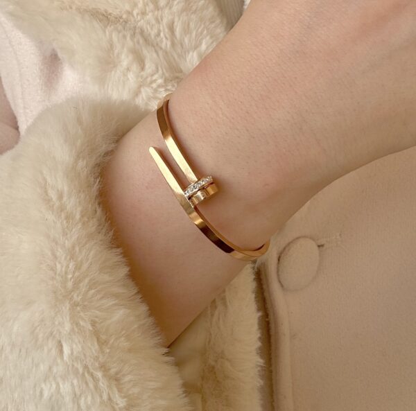 Rose gold pain bracelet