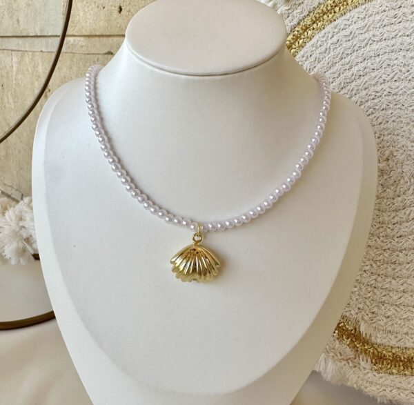 Shell pearl necklace